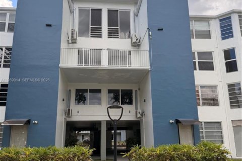 Condominio en alquiler en Miami, Florida, 1 dormitorio, 83.43 m2 № 2018128 - foto 2