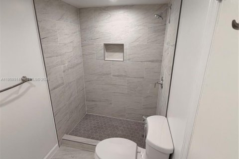 Condominio en alquiler en Miami, Florida, 1 dormitorio, 83.43 m2 № 2018128 - foto 6