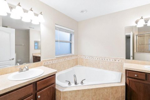House in Auburndale, Florida 4 bedrooms, 158.4 sq.m. № 2389131 - photo 9