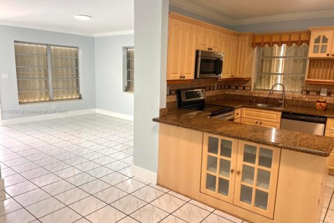 Villa ou maison à louer à Hialeah, Floride: 4 chambres, 153.85 m2 № 1930560 - photo 3