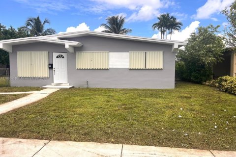 Villa ou maison à louer à Hialeah, Floride: 4 chambres, 153.85 m2 № 1930560 - photo 1