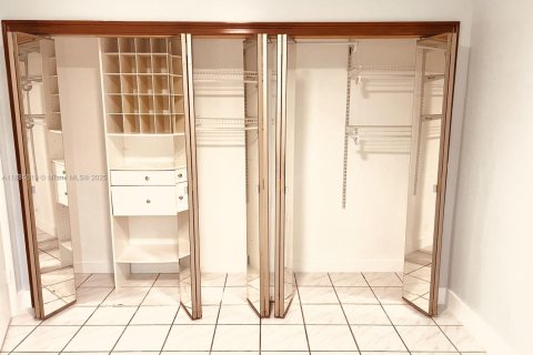 Villa ou maison à louer à Hialeah, Floride: 4 chambres, 153.85 m2 № 1930560 - photo 12