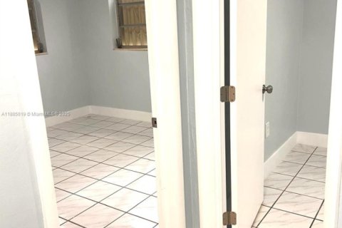 Villa ou maison à louer à Hialeah, Floride: 4 chambres, 153.85 m2 № 1930560 - photo 14