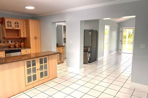 Villa ou maison à louer à Hialeah, Floride: 4 chambres, 153.85 m2 № 1930560 - photo 5
