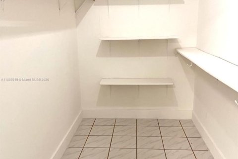 Villa ou maison à louer à Hialeah, Floride: 4 chambres, 153.85 m2 № 1930560 - photo 13