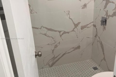 Villa ou maison à louer à Hialeah, Floride: 4 chambres, 153.85 m2 № 1930560 - photo 11