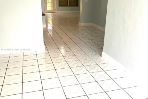 Villa ou maison à louer à Hialeah, Floride: 4 chambres, 153.85 m2 № 1930560 - photo 9