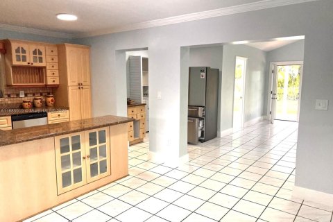 Villa ou maison à louer à Hialeah, Floride: 4 chambres, 153.85 m2 № 1930560 - photo 4