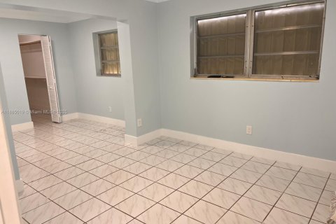 Villa ou maison à louer à Hialeah, Floride: 4 chambres, 153.85 m2 № 1930560 - photo 6