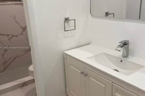 Villa ou maison à louer à Hialeah, Floride: 4 chambres, 153.85 m2 № 1930560 - photo 8