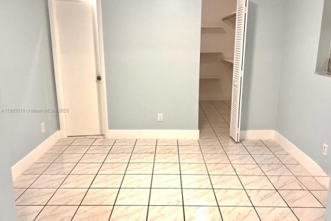 Villa ou maison à louer à Hialeah, Floride: 4 chambres, 153.85 m2 № 1930560 - photo 7