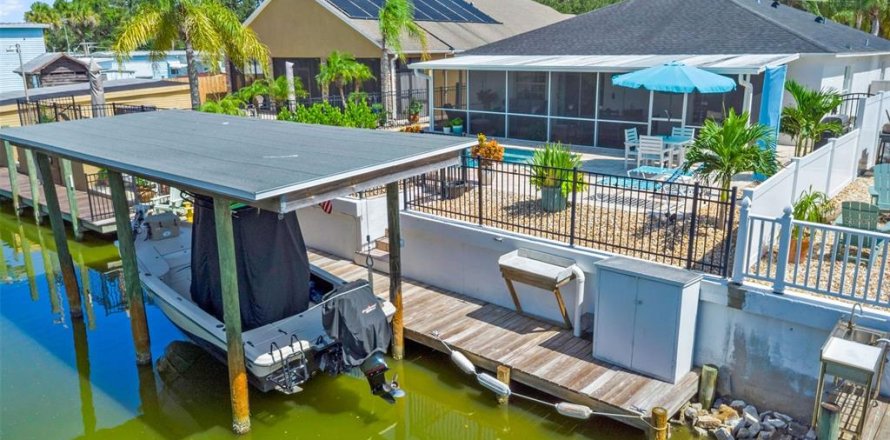 House in Edgewater, Florida 3 bedrooms, 152.36 sq.m. № 1918396