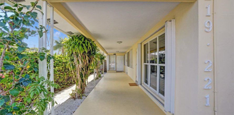 House in Pompano Beach, Florida 3 bedrooms, 185.25 sq.m. № 1155771