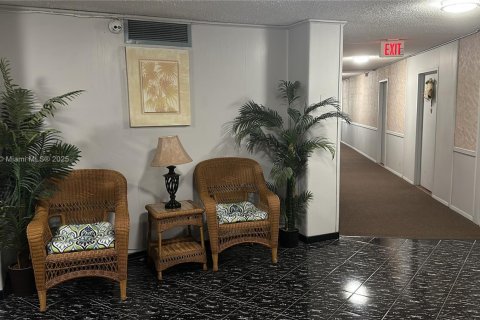 Condo in Hallandale Beach, Florida, 1 bedroom  № 1882549 - photo 5