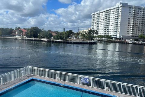 Condo in Hallandale Beach, Florida, 1 bedroom  № 1882549 - photo 10