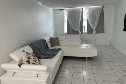 Condo in Hallandale Beach, Florida, 1 bedroom  № 1882549 - photo 6