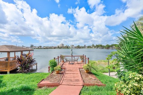 Adosado en venta en Hialeah, Florida, 2 dormitorios, 82.68 m2 № 2428464 - foto 3