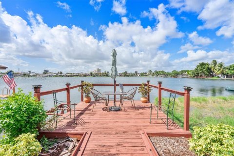 Adosado en Hialeah, Florida 2 dormitorios, 82.68 m2 № 2428464
