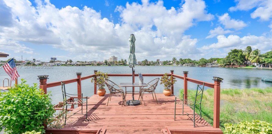Adosado en Hialeah, Florida 2 dormitorios, 82.68 m2 № 2428464