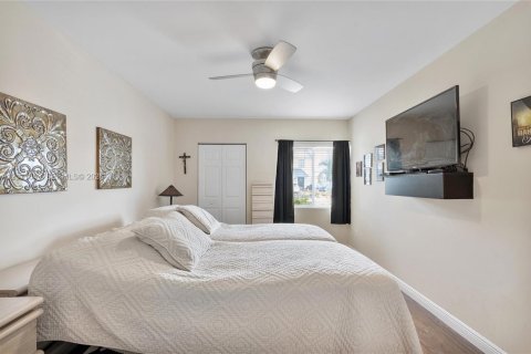 Adosado en venta en Hialeah, Florida, 2 dormitorios, 82.68 m2 № 2428464 - foto 11
