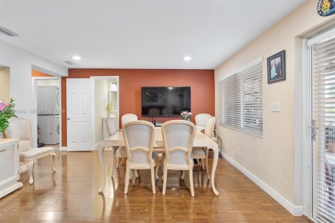 Adosado en venta en Hialeah, Florida, 2 dormitorios, 82.68 m2 № 2428464 - foto 20