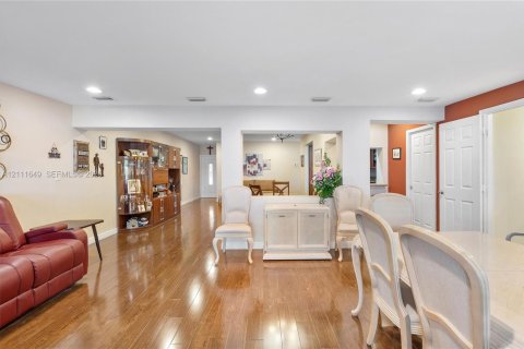 Adosado en venta en Hialeah, Florida, 2 dormitorios, 82.68 m2 № 2428464 - foto 23