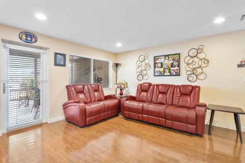 Adosado en venta en Hialeah, Florida, 2 dormitorios, 82.68 m2 № 2428464 - foto 25