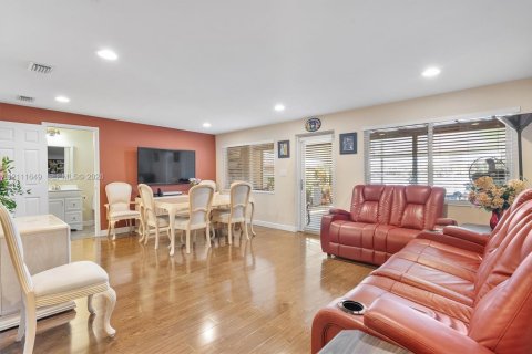 Adosado en venta en Hialeah, Florida, 2 dormitorios, 82.68 m2 № 2428464 - foto 26