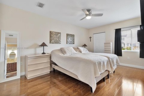 Adosado en venta en Hialeah, Florida, 2 dormitorios, 82.68 m2 № 2428464 - foto 13