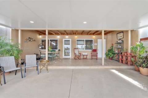 Adosado en venta en Hialeah, Florida, 2 dormitorios, 82.68 m2 № 2428464 - foto 6