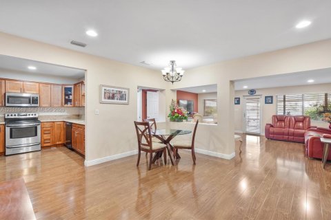 Adosado en venta en Hialeah, Florida, 2 dormitorios, 82.68 m2 № 2428464 - foto 27