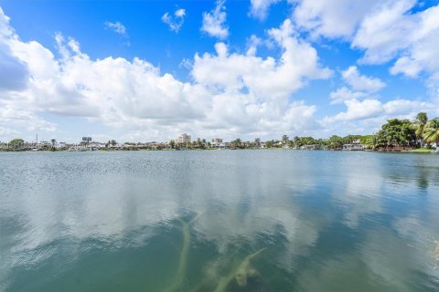 Adosado en venta en Hialeah, Florida, 2 dormitorios, 82.68 m2 № 2428464 - foto 2