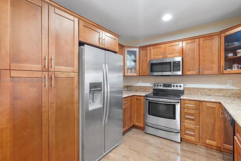 Adosado en venta en Hialeah, Florida, 2 dormitorios, 82.68 m2 № 2428464 - foto 29