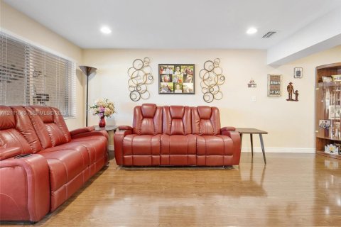 Adosado en venta en Hialeah, Florida, 2 dormitorios, 82.68 m2 № 2428464 - foto 22