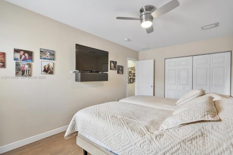 Adosado en venta en Hialeah, Florida, 2 dormitorios, 82.68 m2 № 2428464 - foto 12
