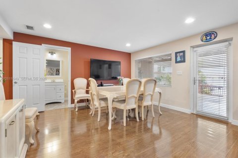 Adosado en venta en Hialeah, Florida, 2 dormitorios, 82.68 m2 № 2428464 - foto 21
