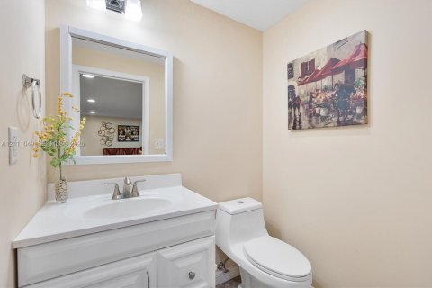 Adosado en venta en Hialeah, Florida, 2 dormitorios, 82.68 m2 № 2428464 - foto 17