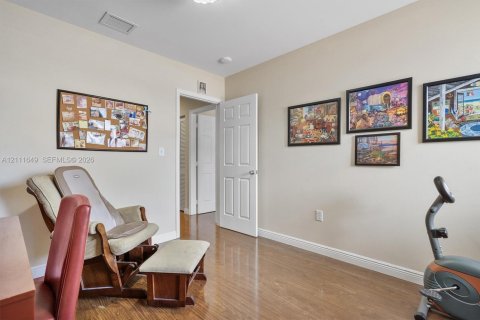 Adosado en venta en Hialeah, Florida, 2 dormitorios, 82.68 m2 № 2428464 - foto 14