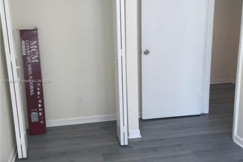 Condominio en venta en Tamarac, Florida, 2 dormitorios, 77.57 m2 № 1691280 - foto 2