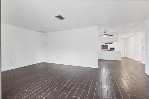 Commercial property in Rotonda, Florida 4 bedrooms, 215.35 sq.m. № 1648921 - photo 9