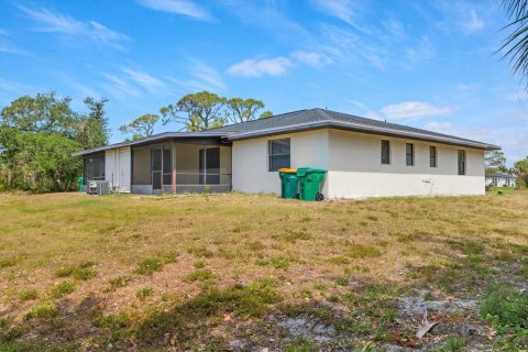 Commercial property in Rotonda, Florida 4 bedrooms, 215.35 sq.m. № 1648921 - photo 24