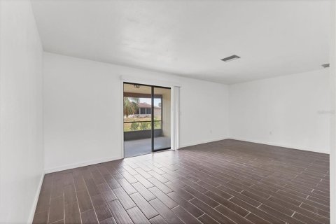 Commercial property in Rotonda, Florida 4 bedrooms, 215.35 sq.m. № 1648921 - photo 8
