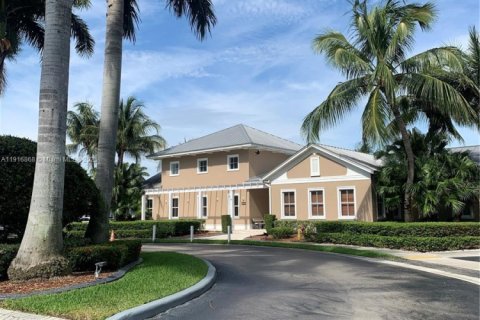 Снять в аренду таунхаус в Дорал, Флорида 3 спальни, 186.55м2, № 1972155 - фото 2