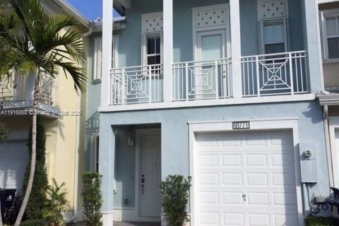 Снять в аренду таунхаус в Дорал, Флорида 3 спальни, 186.55м2, № 1972155 - фото 1