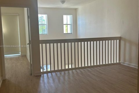 Снять в аренду таунхаус в Дорал, Флорида 3 спальни, 186.55м2, № 1972155 - фото 7