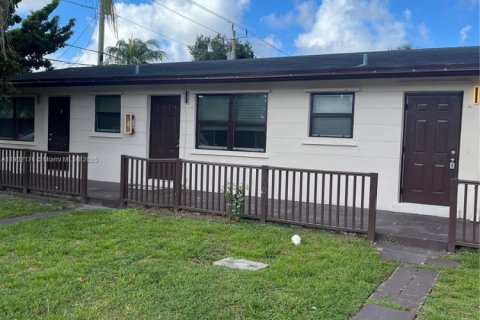 Снять в аренду виллу или дом в Холливуд, Флорида 3 спальни, № 1955573 - фото 1