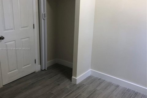 Снять в аренду виллу или дом в Холливуд, Флорида 3 спальни, № 1955573 - фото 8