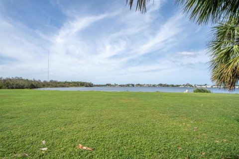Terreno en venta en Holiday, Florida № 1441144 - foto 13