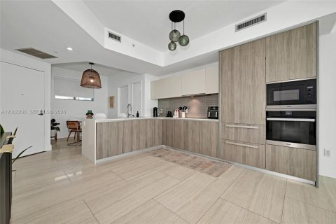 Condo in Miami, Florida, 2 bedrooms № 2067934 - photo 6