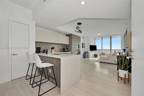 Condo in Miami, Florida, 2 bedrooms № 2067934 - photo 4